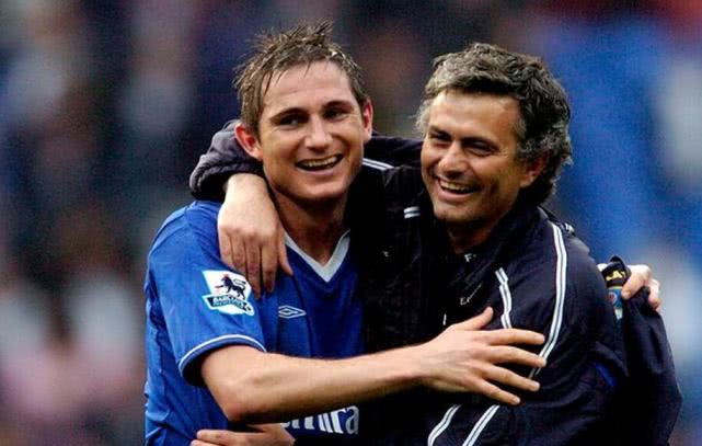 更是两人相 更是两人相